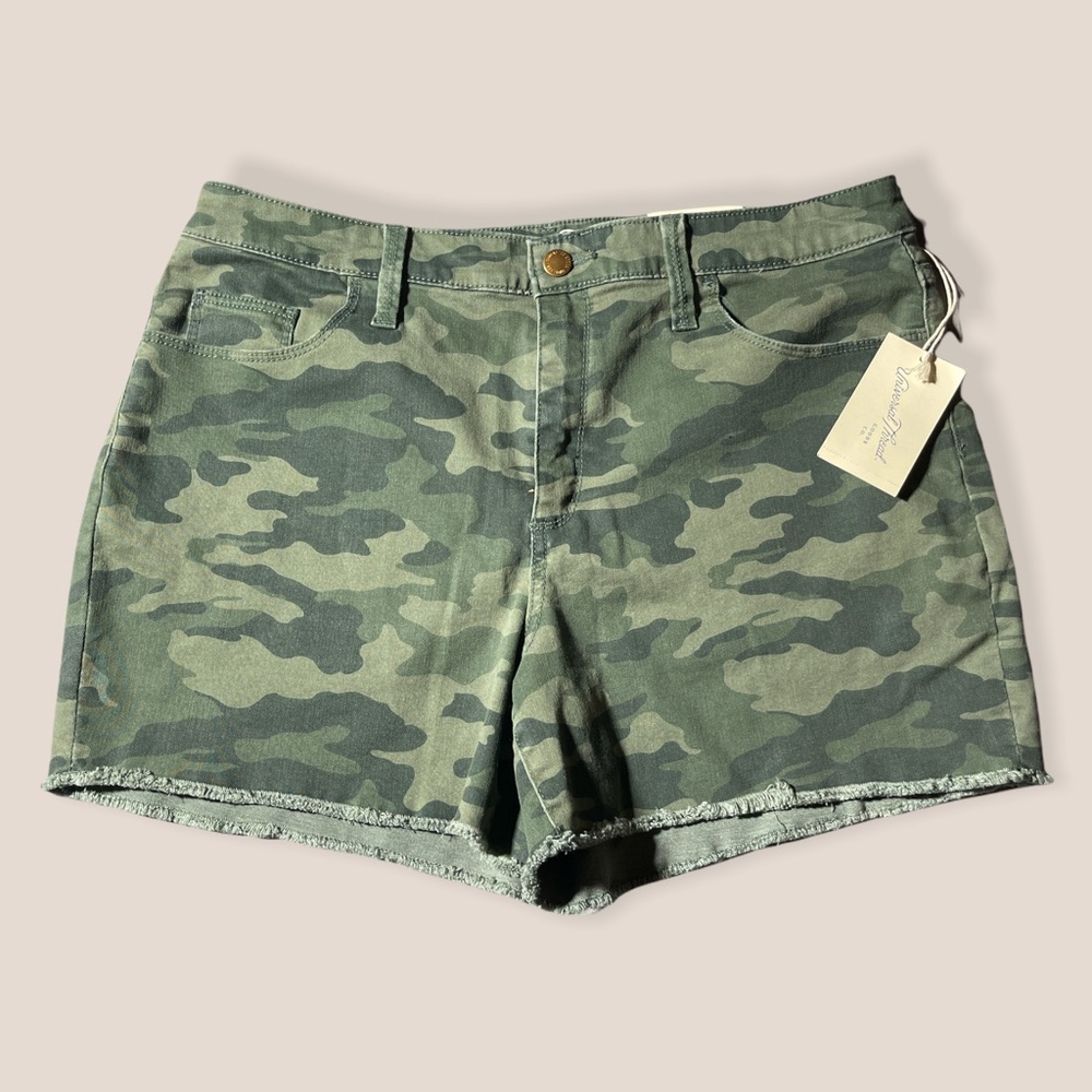 Universal thread camo shorts